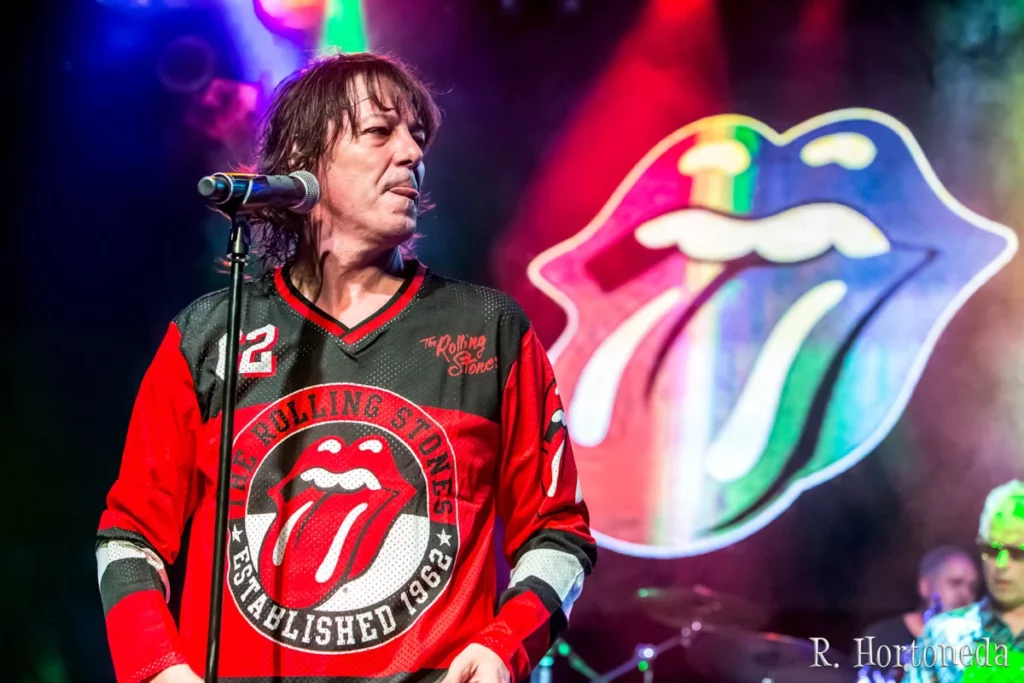 El cantante de la banda Smoking Stones subido en el escenario